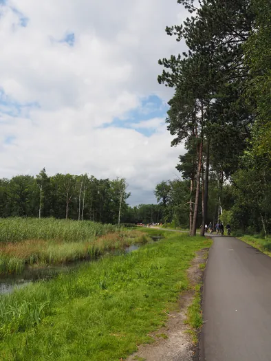 Fietsen en wandelen door het water van de Wijers, Bokrijk (België)